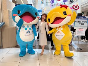 イベントステージ上のMCと両隣にゆるキャラ2体