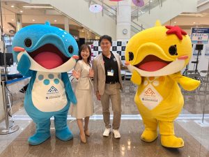 イベントステージ上にゆるキャラ2体に挟まれMCと男性