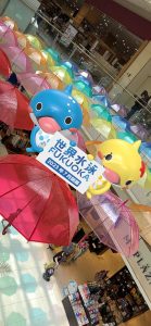 会場にたくさんの傘とゆるキャラのバルーンが2体並ぶ