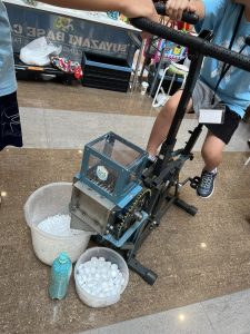 自転車のような体験イベントに参加する人
