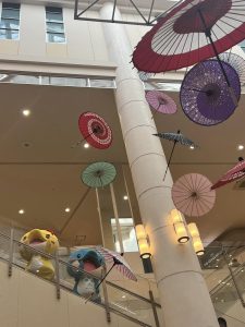 デパートのイベント広場の上に飾られている複数の傘