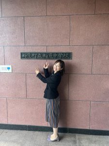 粕屋町立粕屋中学校前でポーズする女性