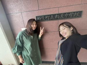粕屋町立粕屋中学校前でポーズする女性２人