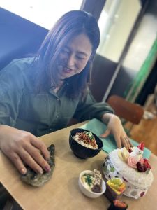 食事？中の女性