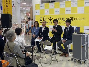 ステージに男性３人MC女性１名