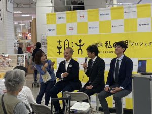 男性３名、mc女性１名がステージ上でトーク中