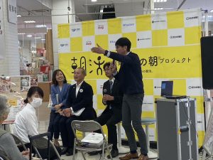 男性３名、mc女性１名がステージ上でトーク中