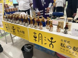 たくさんの種類の醤油が並ぶ