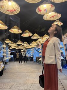 ライトアップを見上げる女性