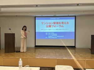 モニターの前にMC女性一人