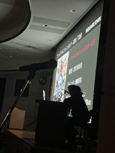 大型ビジョンの前でゲーム開発の説明