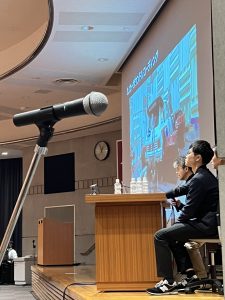 大型ビジョンの前での説明