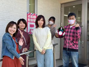 ヘアサロンの前で男性１人女性４人の記念写真