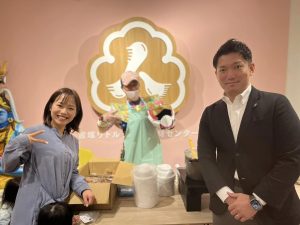 子供食堂でスタッフと来客の女性一人、男性一人の画像