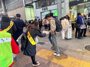 商店街でチラシを配る女性参加者