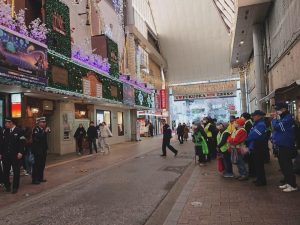 商店街でのキャンペーン 警察官と参加者