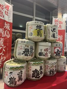 地酒の樽が積みあがる会場