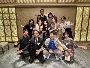 男性4人と女性7人の記念撮影