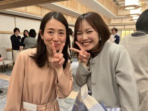 女性2人の記念撮影