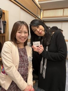 女性2人の記念撮影