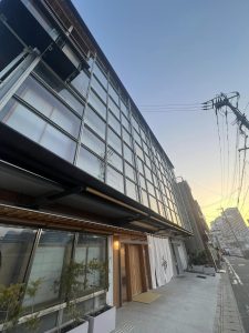 入口は和風二階より上はガラス張りのお店の画像