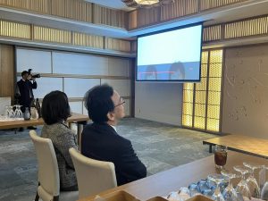 椅子に座る男性と女性
