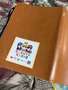 ノートにラジオ番組のロゴが貼ってある