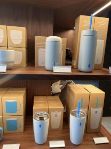コーヒー関連商品が並ぶ棚