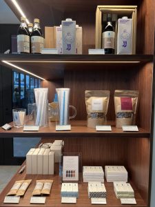 コーヒー関連商品が並ぶ棚