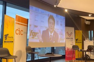男性がビデオメッセージで登壇
