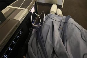 座席に女性が座る