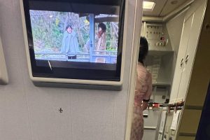 モニターで映画上映