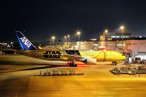 STAR WARS のロゴが入った ANAの飛行機