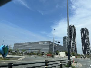 右にツインタワー 右に背の低い平たい建物