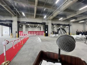 イベントの司会台とその上に乗るマイク