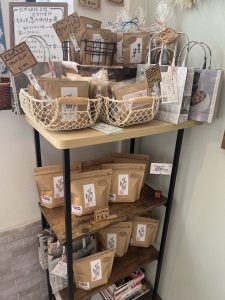 カフェ店内の商品棚