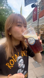 イベント会場でビール片手の女性