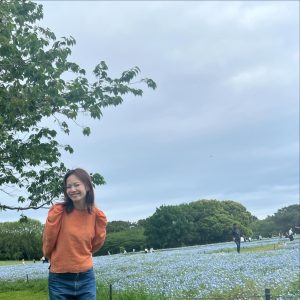ネモフィラ(花)バックに写る女性