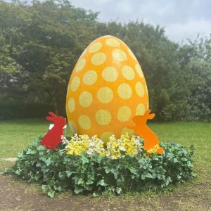 うさぎの看板が寄り添う水玉模様の卵の形のモニュメント