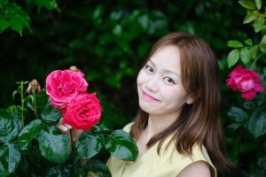 バラと女性