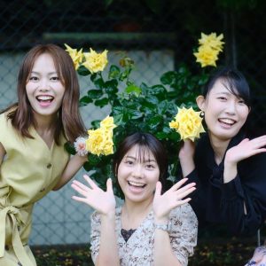 バラと女性３人