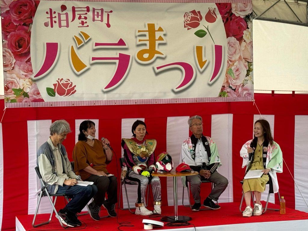 粕屋町バラまつりでの KASUYA RADIO 公開収録、出演者の集合写真