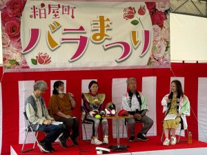 向かって右手に司会の女性、向かってその左側に出演者４名
