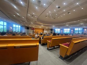 大学の講義室後ろからみた風景たくさんの学生が座っている