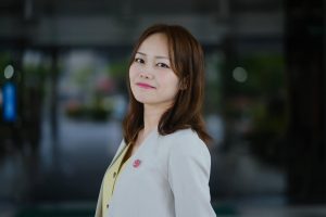 女性のバストアップ画像