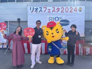 mcの女性と主催会社の男女２人
