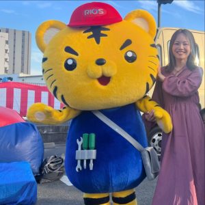 左にゆるキャラと右に女性
