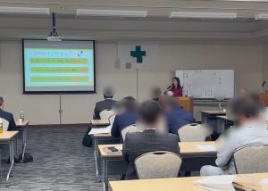 講義室で講師がプロジェクターで講演