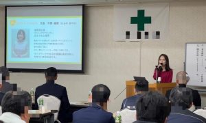 講義室で講師がプロジェクターで講演