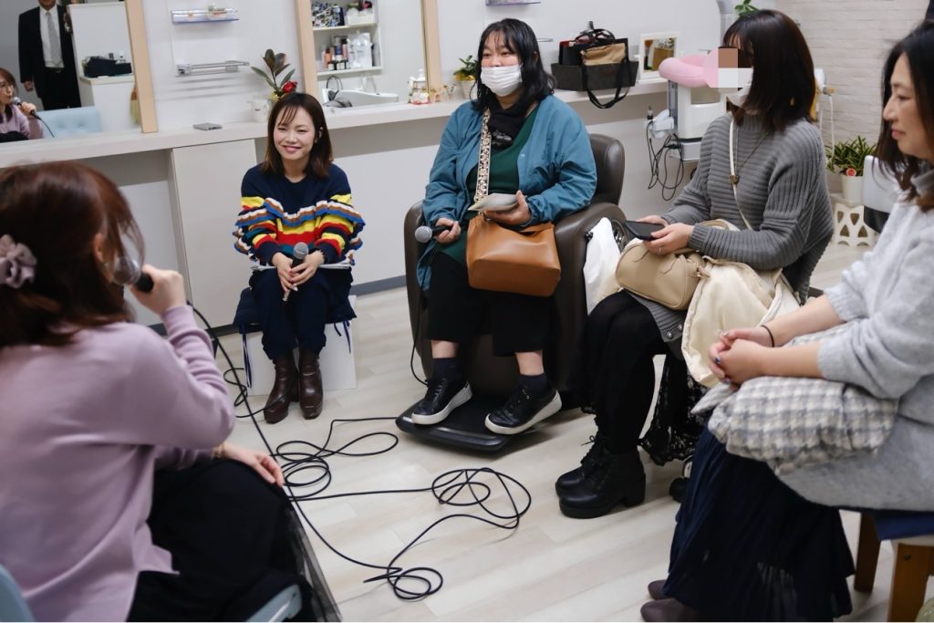 KASUYA RADIO のスタジオ収録、出演者の集合写真